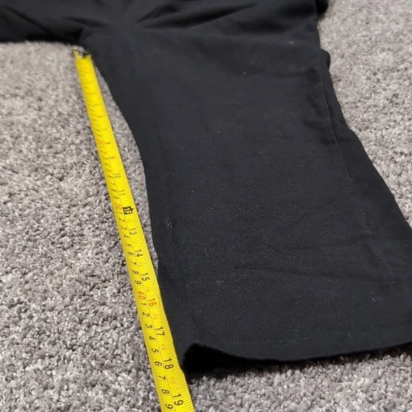 Black Capri pants - Picture 7 of 7